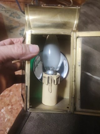 Farol antiguo dorado con luces