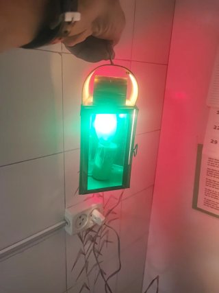 Farol antiguo dorado con luces