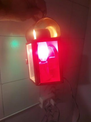 Farol antiguo dorado con luces