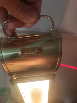 Farol antiguo dorado con luces