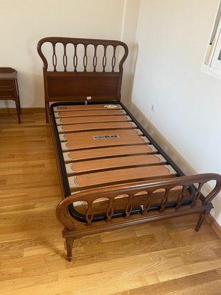 2 camas individuales de madera con colchon