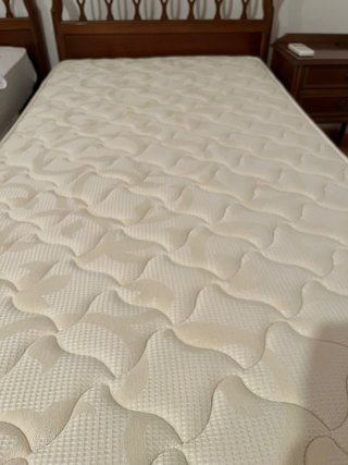 2 camas individuales de madera con colchon