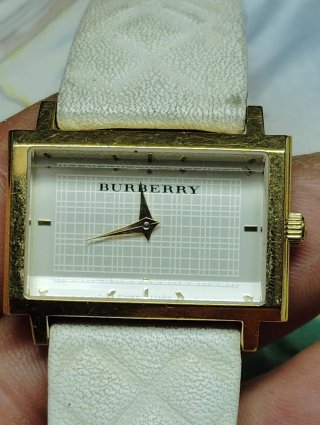 Reloj Burberry Dorado Correa Blanca