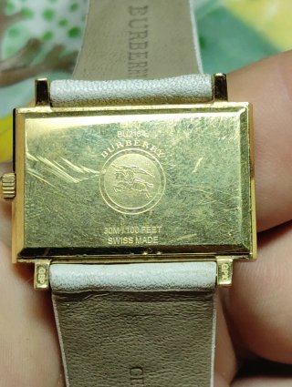 Reloj Burberry Dorado Correa Blanca