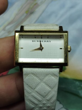 Reloj Burberry Dorado Correa Blanca