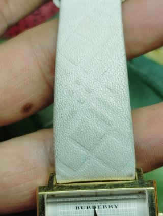 Reloj Burberry Dorado Correa Blanca