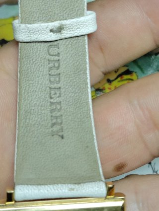 Reloj Burberry Dorado Correa Blanca