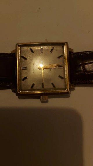 Reloj Tissot Seastar Cuadrado Dorado y Marrón