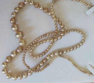 Collar imitación perlas. LO VENDO POR EL ESTUCHE