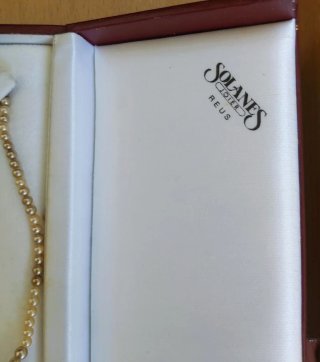 Collar imitación perlas. LO VENDO POR EL ESTUCHE