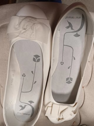 Zapatos Bailarina blancos. marca Ana Mariana.
