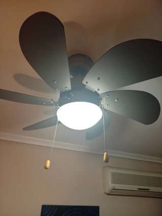 Ventilador de techo gris y blanco