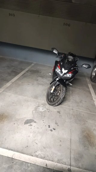 Moto Deportiva Negra y Roja