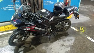 Moto Deportiva Negra y Roja