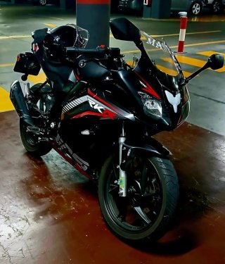 Moto Deportiva Negra y Roja