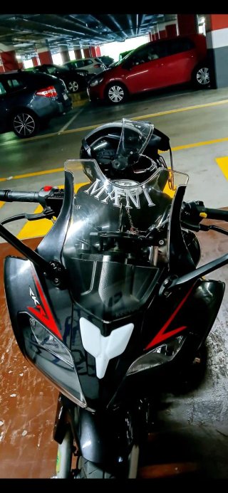Moto Deportiva Negra y Roja