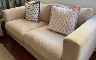 URGE. Sofás de tela beige y gris