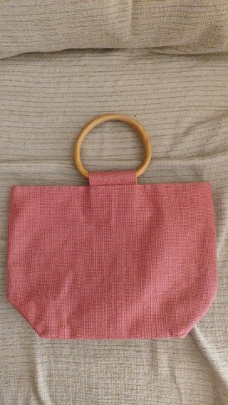 Bolso de mano rosa con asas de madera