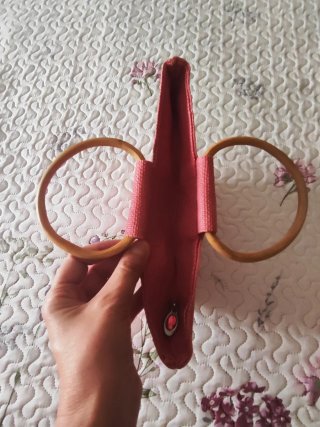 Bolso de mano rosa con asas de madera