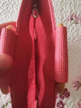 Bolso de mano rosa con asas de madera