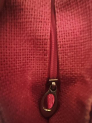 Bolso de mano rosa con asas de madera