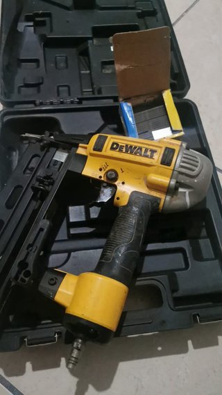 Clavadora DeWalt DPN1664PP-XJ (16GA)