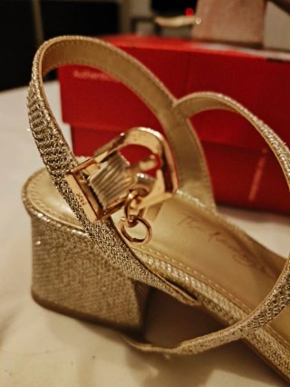 Sandalias doradas Xti mujer