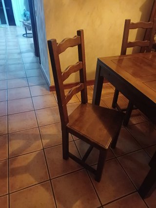Mesa de comedor y 4 sillas de madera