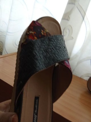 Sandalias negras y multicolor