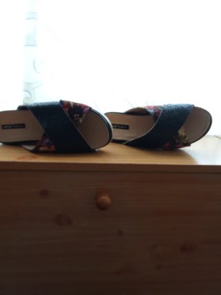 Sandalias negras y multicolor