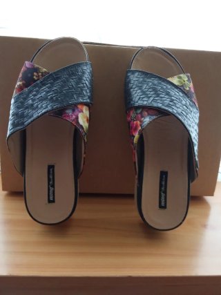 Sandalias negras y multicolor