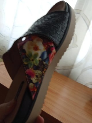 Sandalias negras y multicolor