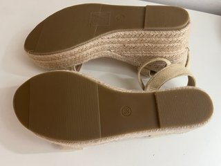 Sandalias cuña mujer beige