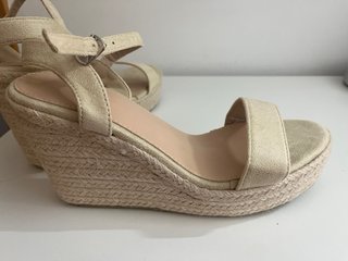 Sandalias cuña mujer beige