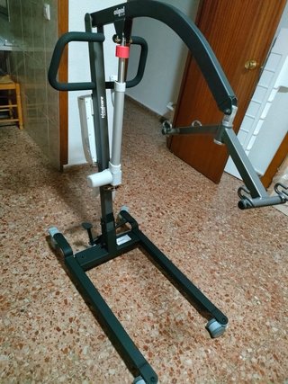 Se vende grúa para enfermos en excelente estado.