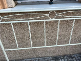 Cabecero de forja beige y blanco