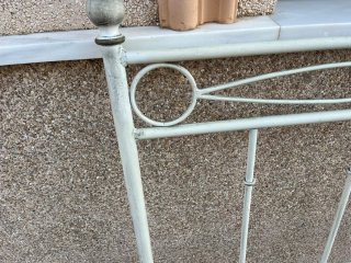 Cabecero de forja beige y blanco