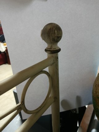 Cabecero de forja beige y blanco