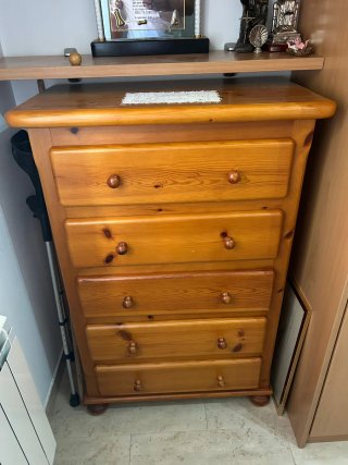 Cómoda rústica de madera con 5 cajones