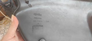 Tapa lateral Aprilia Negra