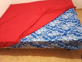 Colchón con funda floral azul y roja