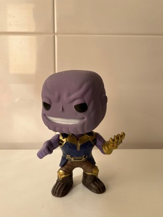 Muñeco Thanos con Guantelete del Infinito