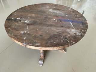 Mesa redonda de madera rústica