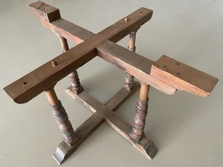 Mesa redonda de madera rústica