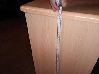 Mesita auxiliar de madera beige
