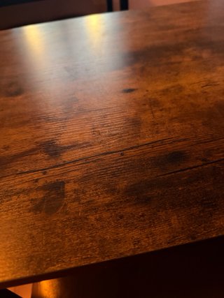 Mesa alta con 4 taburetes