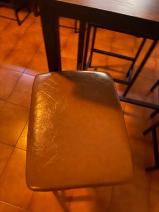 Mesa alta con 4 taburetes