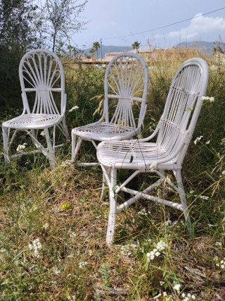 Juego de 3 sillas de mimbre blancas