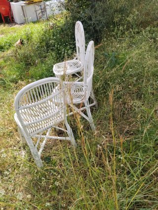 Juego de 3 sillas de mimbre blancas