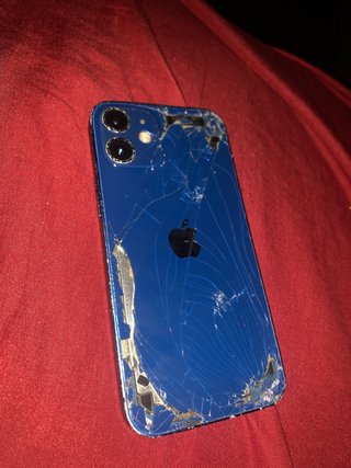 iPhone 12 mini con placca posteriore rotta
